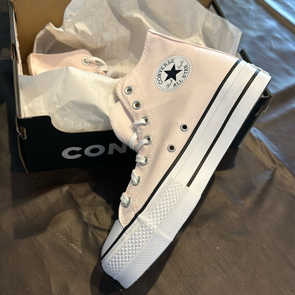 Converse Chuck Taylor’s All Star Lift Size 9 Pink. New in box.